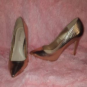 *SOLD* Rose gold pump